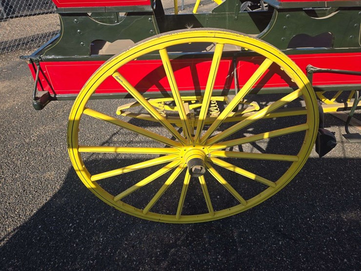 red-and-yellow-horse-drawn-carriage-image-14