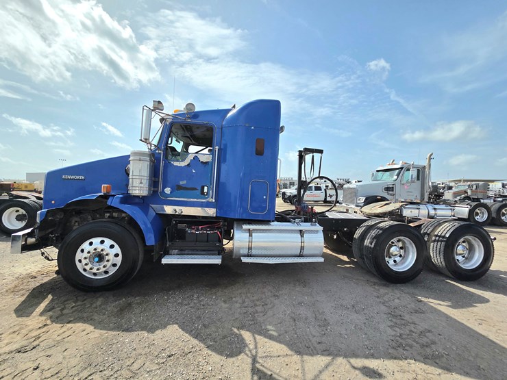 2013-kenworth-t800-image-1