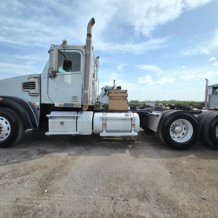 2011 FREIGHTLINER 122SD