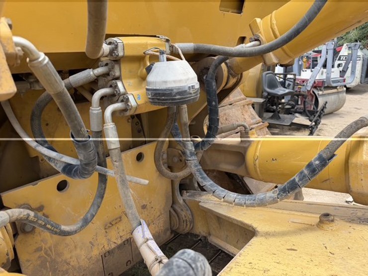 2017-caterpillar-d8t-image-10