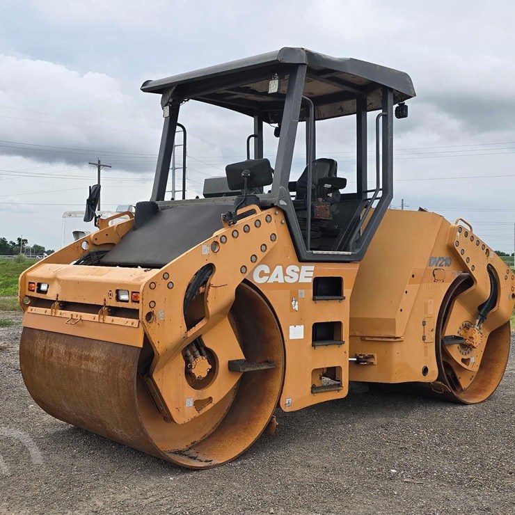 2011 CASE DV210