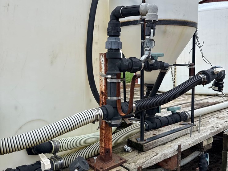 9ft-x-20-1/2ft-wooden-flatbed-w/-poly-tanks-&-pump-image-38