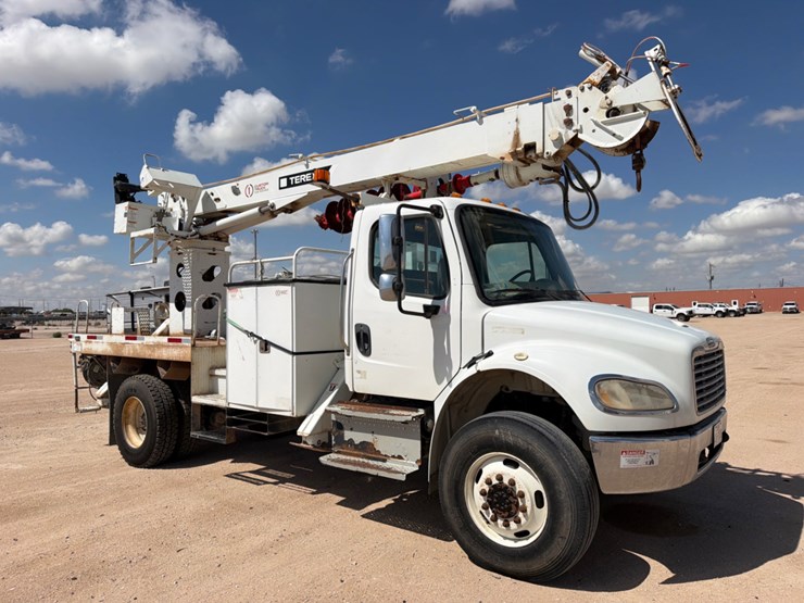 2016-freightliner-m2-106-image-4