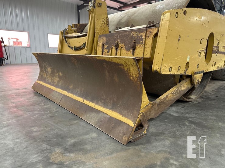 2012-caterpillar-cs64-image-11