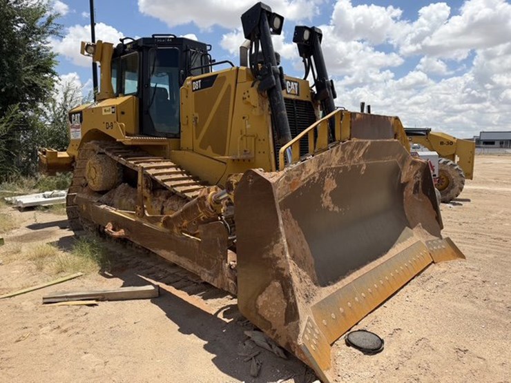 2017-caterpillar-d8t-image-3