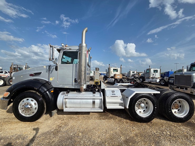 2013-peterbilt-386-image-1