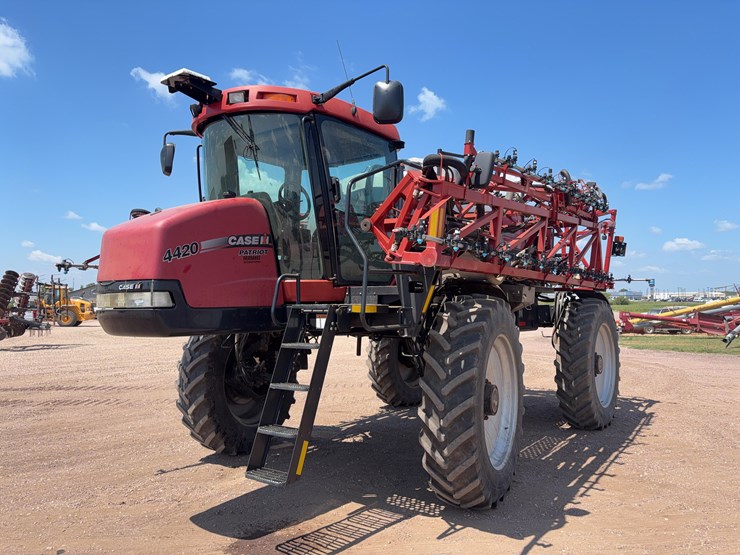2009-case-ih-4420-self-propelled-sprayer-image-1