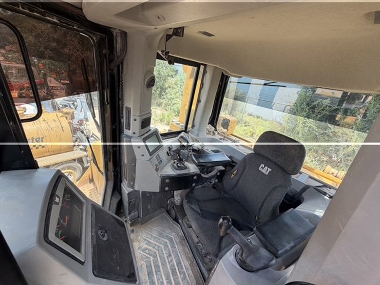 2017-caterpillar-d8t-image-17