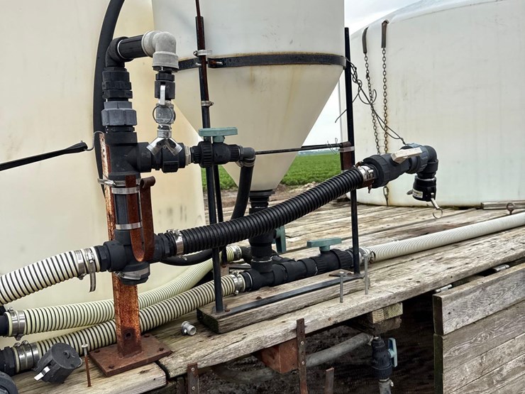 9ft-x-20-1/2ft-wooden-flatbed-w/-poly-tanks-&-pump-image-48