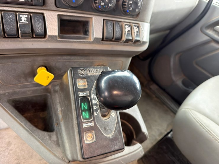 2016-kenworth-t880-image-17