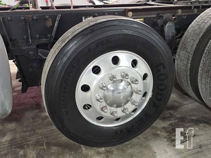2013-peterbilt-386-image-35