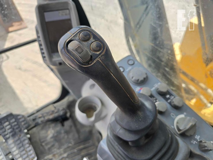 2018-deere-245g-lc-image-18