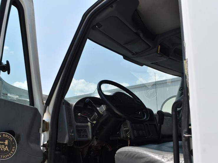 2005-international-durastar-4300-image-22