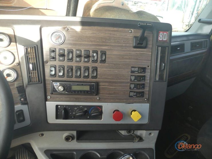 2016-freightliner-122sd-image-17