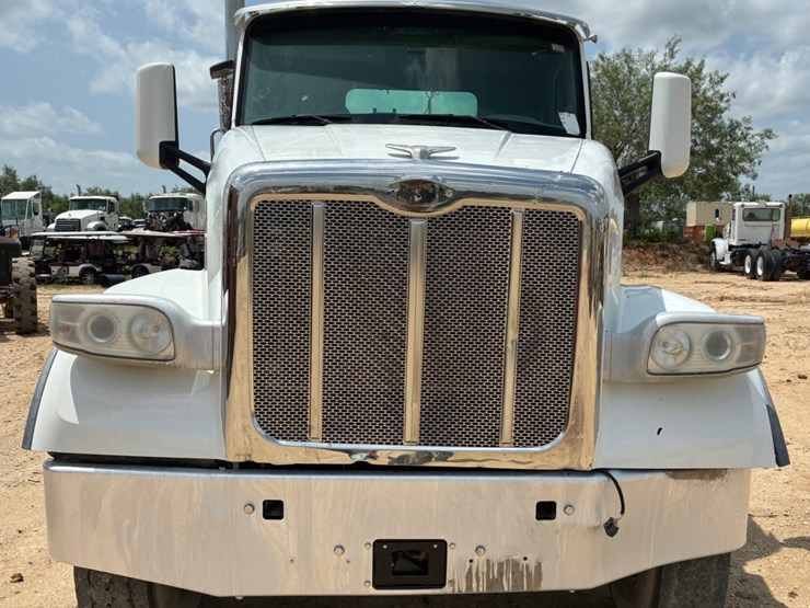 2020-peterbilt-567-image-2