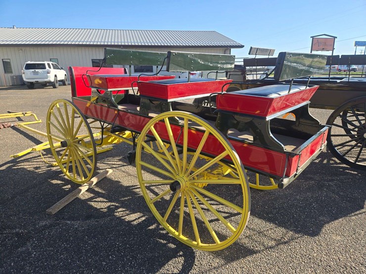 red-and-yellow-horse-drawn-carriage-image-10