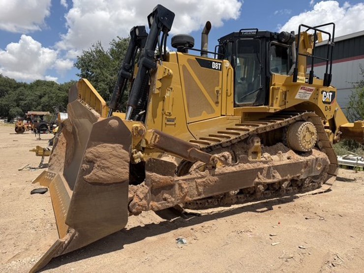2017-caterpillar-d8t-image-1