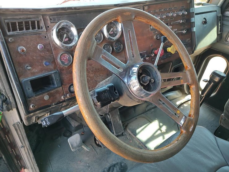 1996-peterbilt-377-image-37
