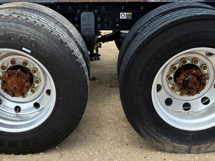 2020-peterbilt-567-image-12