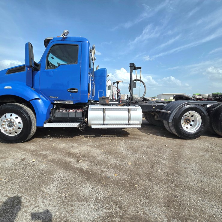 2015 KENWORTH T880