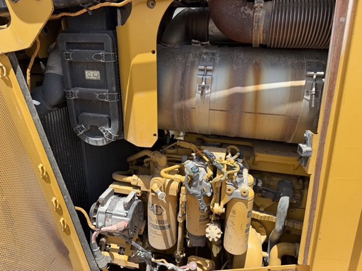 2017-caterpillar-d8t-image-16