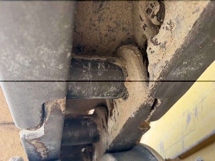 2017-caterpillar-d8t-image-14