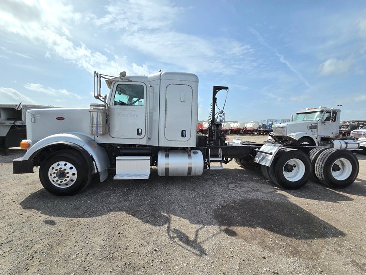 2015-peterbilt-367-image-1