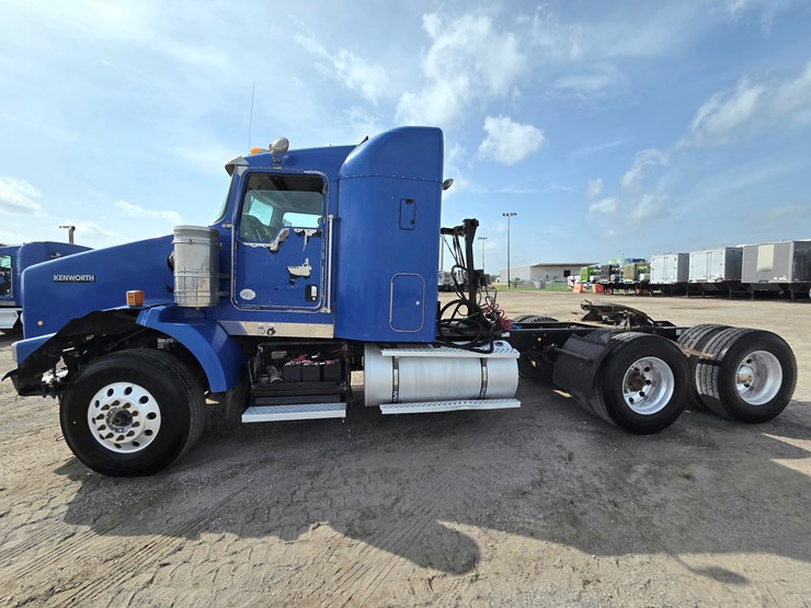 2013-kenworth-t800-image-1