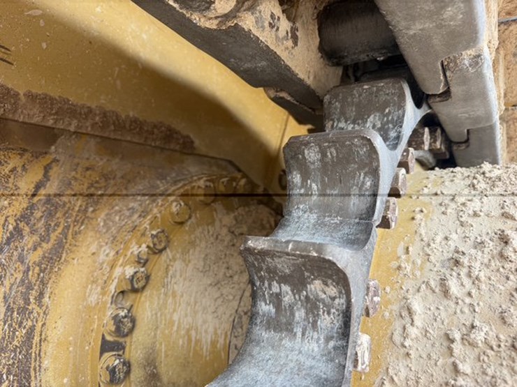 2017-caterpillar-d8t-image-13