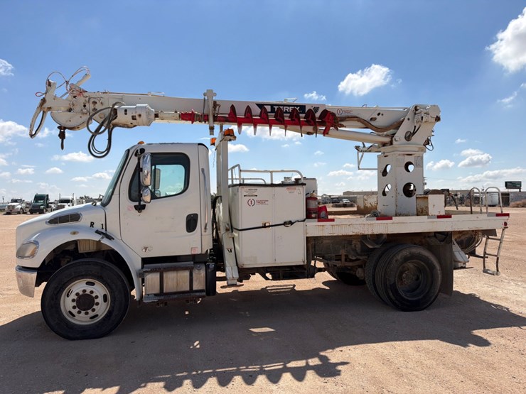 2016-freightliner-m2-106-image-1