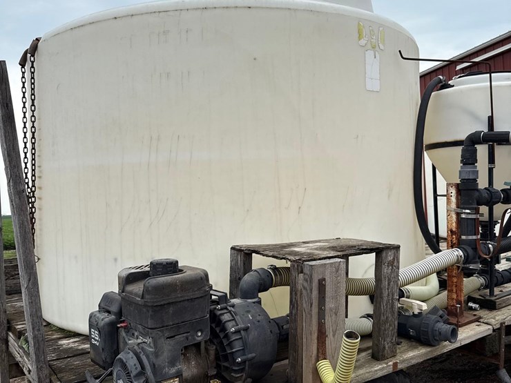 9ft-x-20-1/2ft-wooden-flatbed-w/-poly-tanks-&-pump-image-35