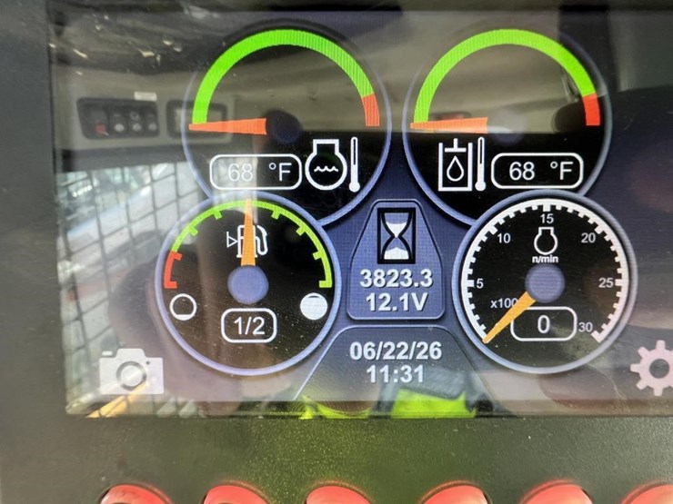 2015-caterpillar-246d-image-14