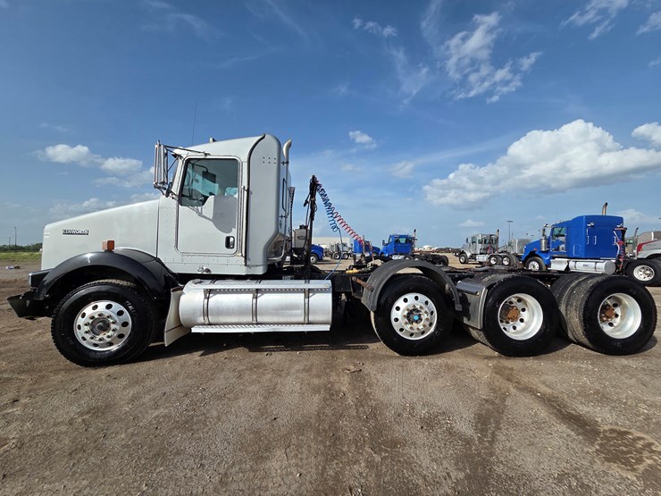 2012-kenworth-t800-image-1