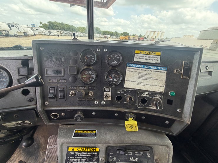 1999-mack-rd688s-image-11