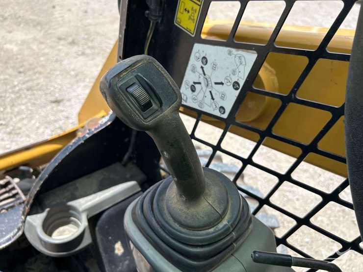 caterpillar-232d-compact-wheel-loader-skid-steer-image-11