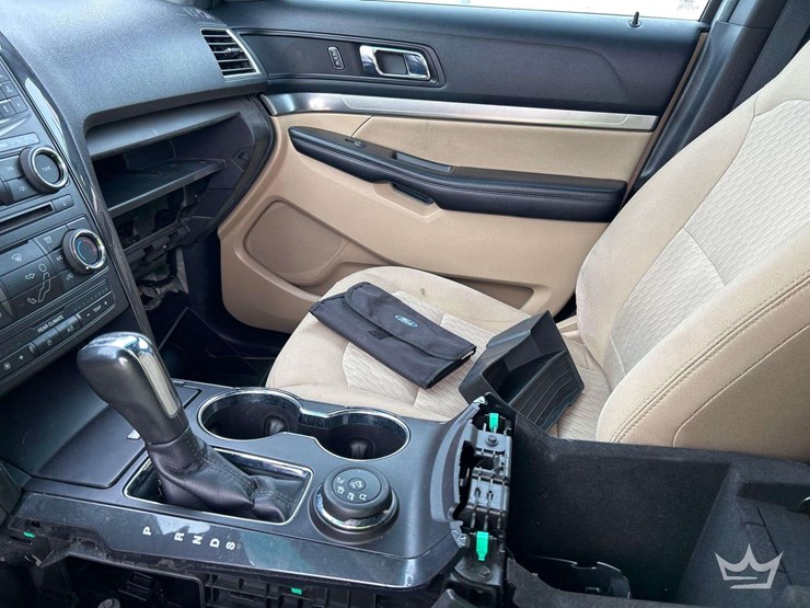 2016-ford-explorer-image-18