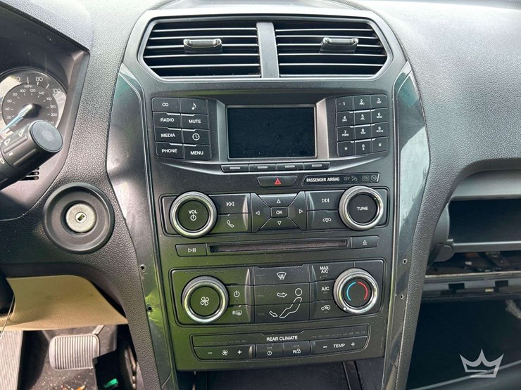 2016-ford-explorer-image-16