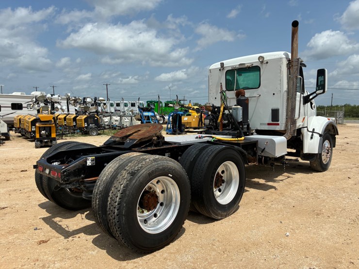 2020-peterbilt-567-image-4