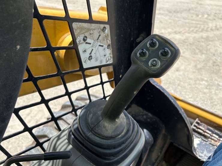 caterpillar-232d-compact-wheel-loader-skid-steer-image-12