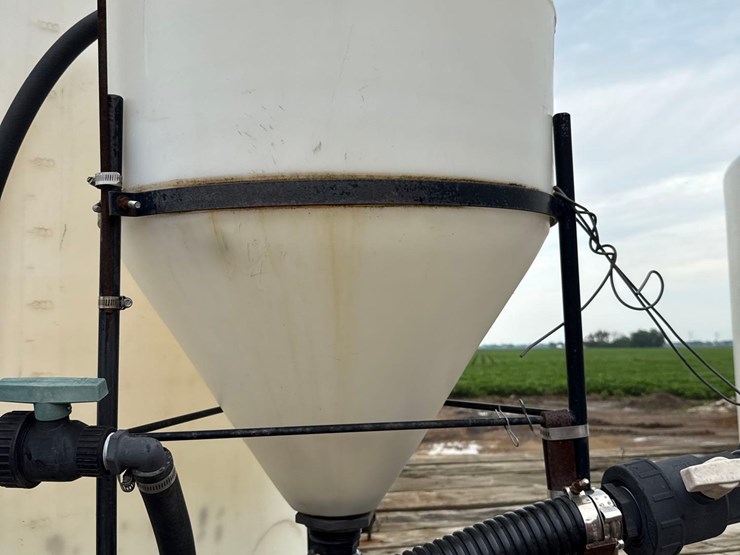 9ft-x-20-1/2ft-wooden-flatbed-w/-poly-tanks-&-pump-image-40