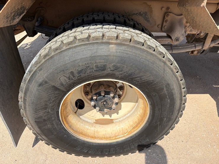 2016-freightliner-m2-106-image-10