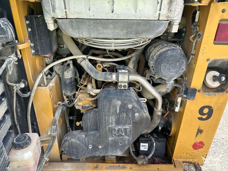 caterpillar-232d-compact-wheel-loader-skid-steer-image-7