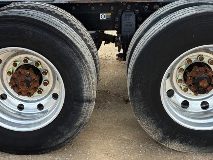 2020-peterbilt-567-image-11