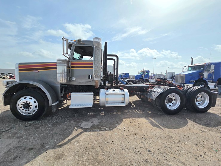 2013-peterbilt-388-image-1