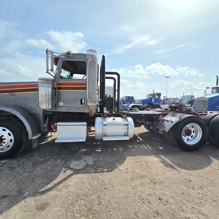2013 PETERBILT 388