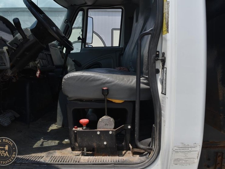 2005-international-durastar-4300-image-25