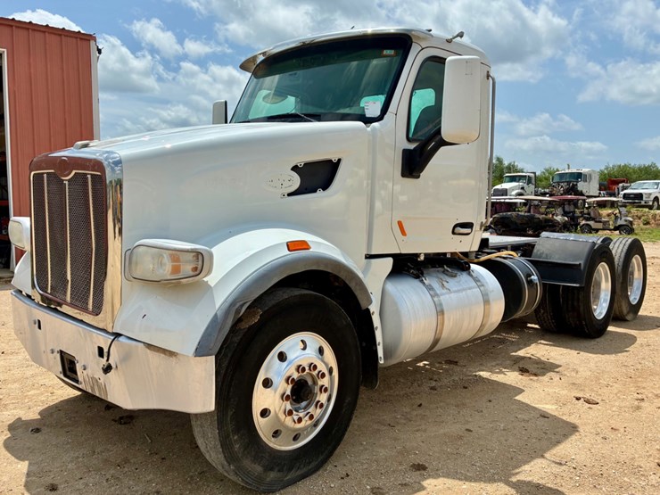 2020-peterbilt-567-image-1
