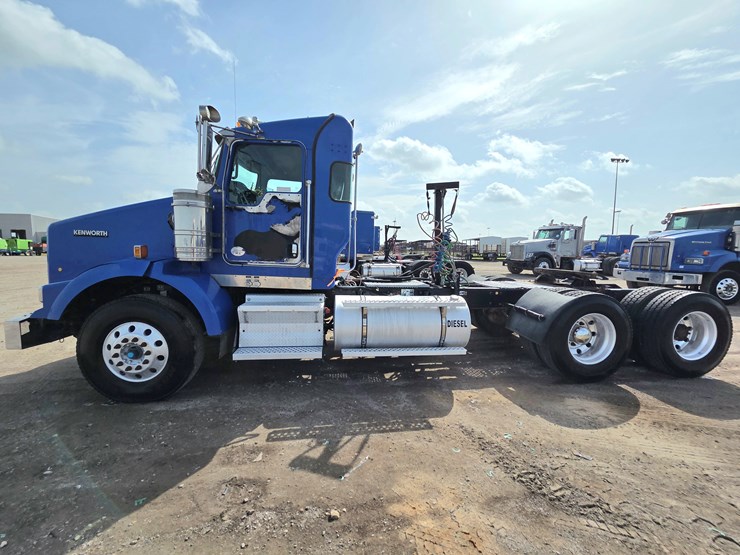 2013-kenworth-t800-image-1