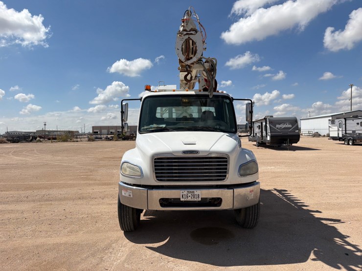 2016-freightliner-m2-106-image-3