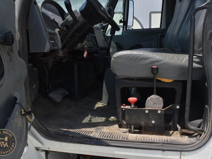2005-international-durastar-4300-image-26